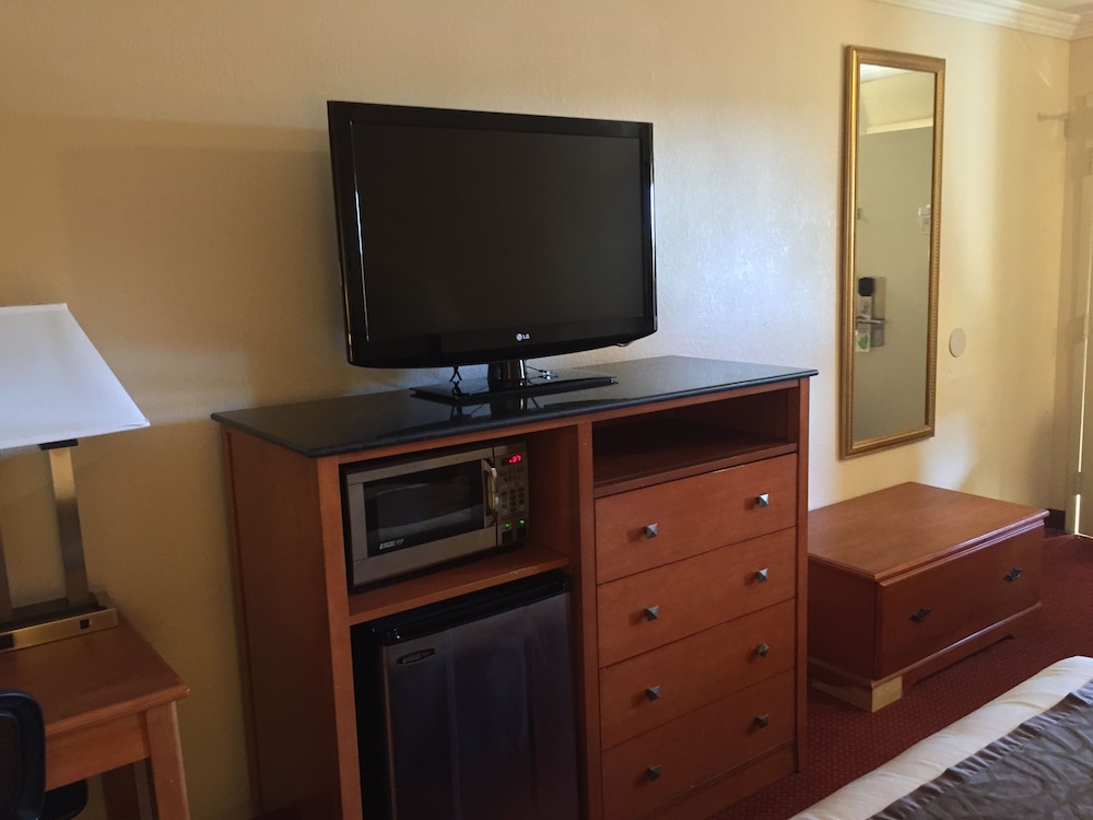 Standard Room, 1 King Bed, Accessible - Photo 2