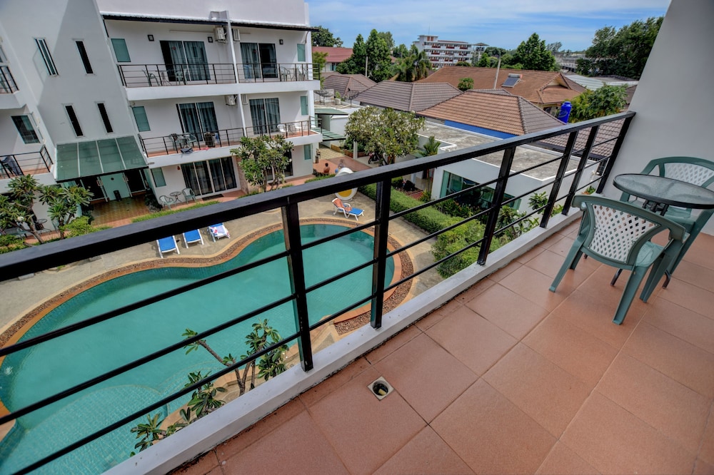 Deluxe Room with Pool View (3rd floor) photo 3