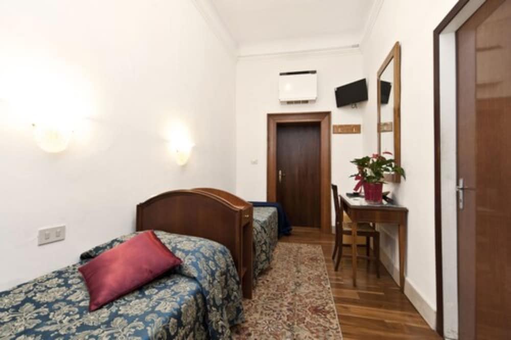 Camera doppia con bagno privato esterno photo 3