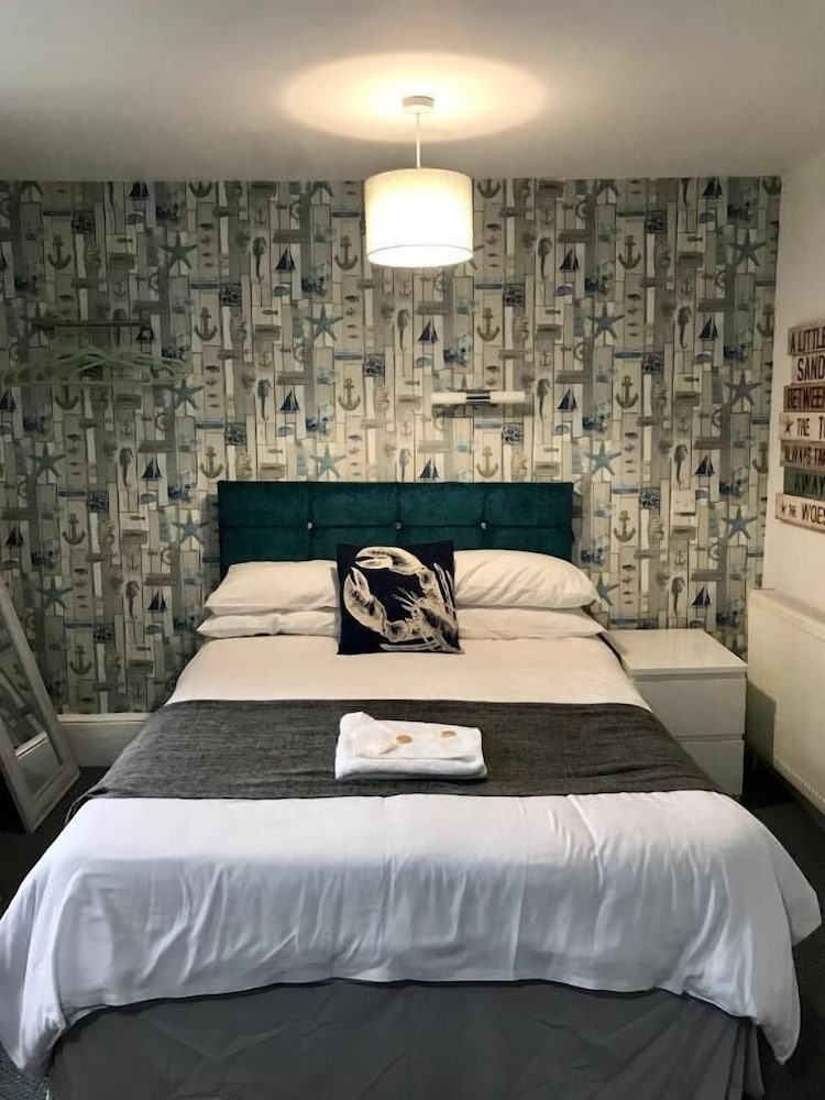 Suite, Ensuite photo 1