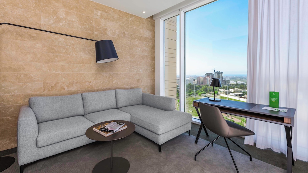 Suite, 1 Queen Bed (High Floor) photo 2