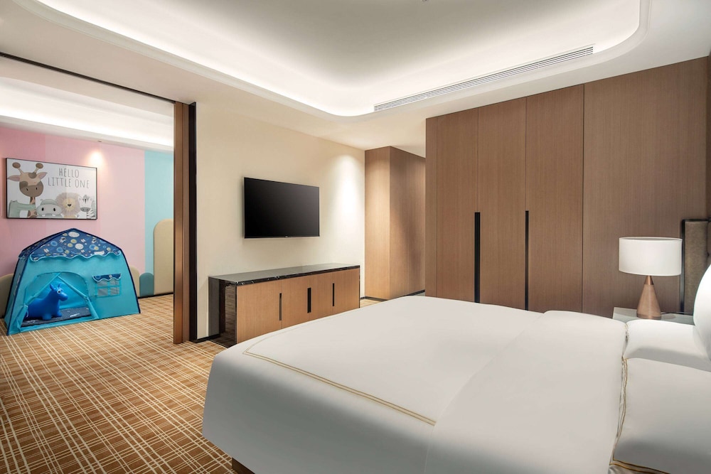 Family Suite, Multiple Beds, Smoking - Photo 1