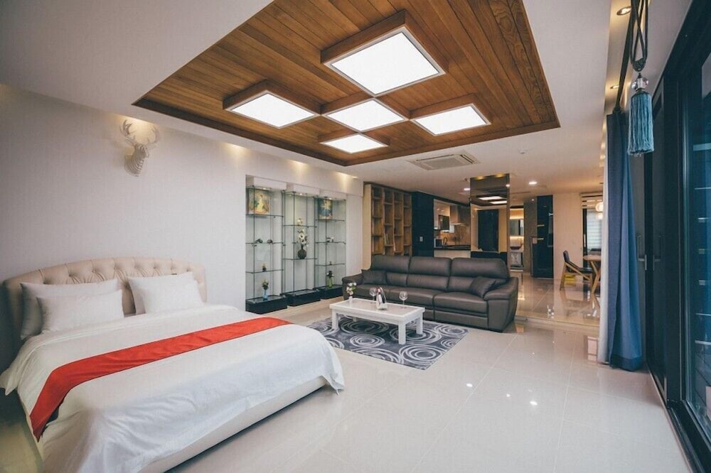 Room (R101)