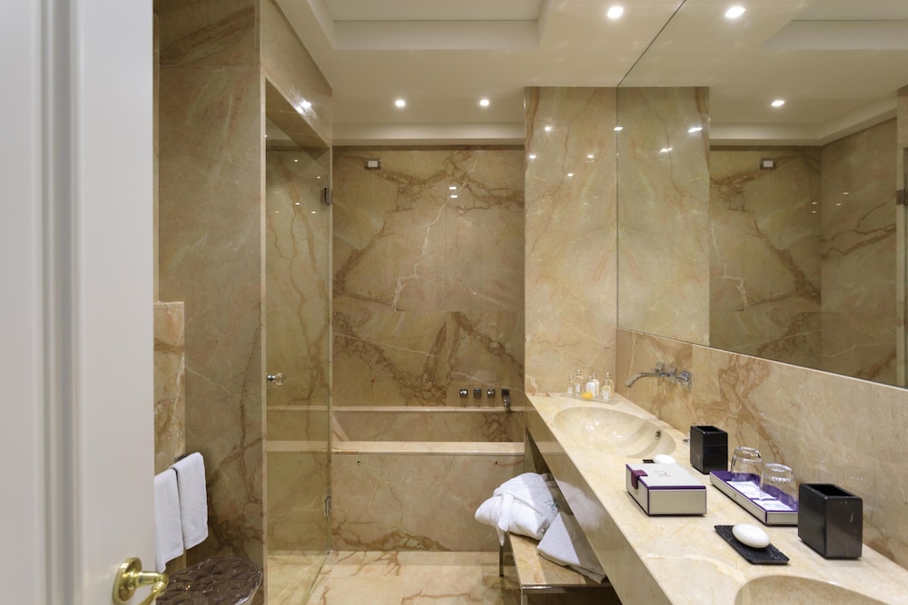 Superior Room, 1 King Bed, Sea View - Photo 6
