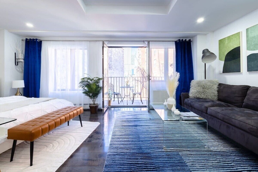 Studio, 1 Queen Bed, Balcony photo 1