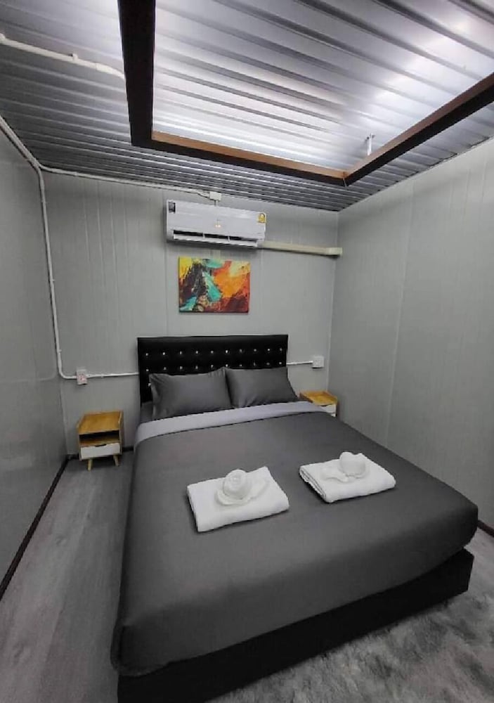 Basic Room, 1 Queen Bed photo 1