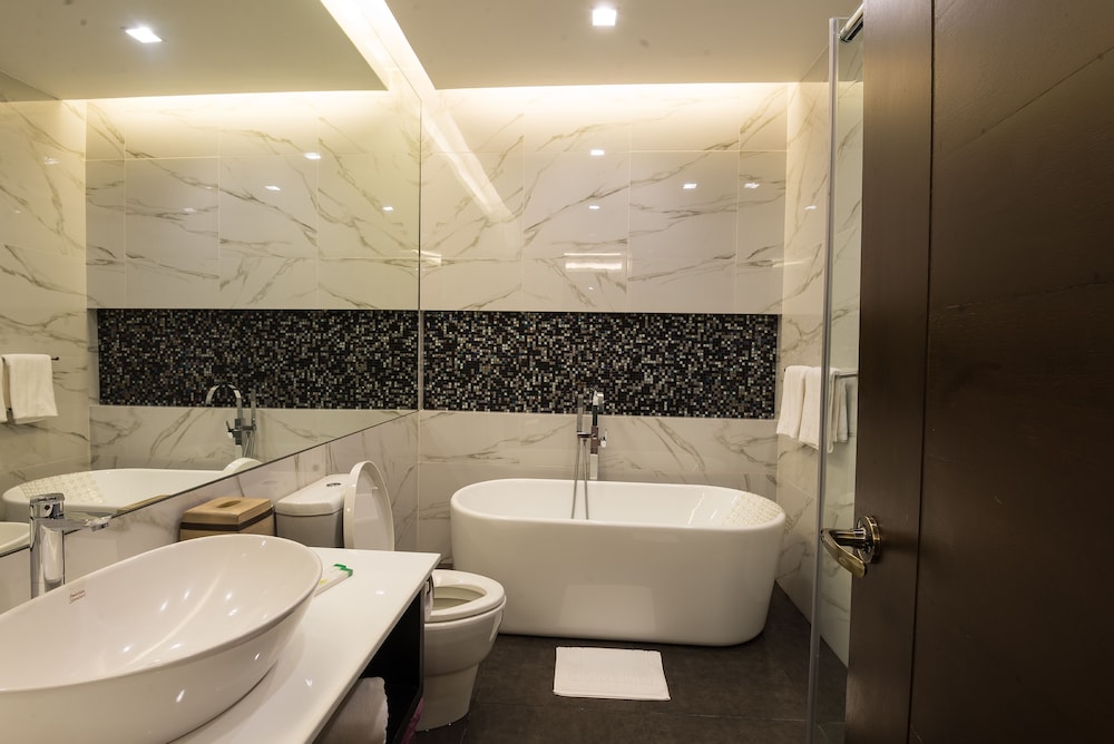 Signature Room, 1 King Bed, Non Smoking, Bathtub photo 2