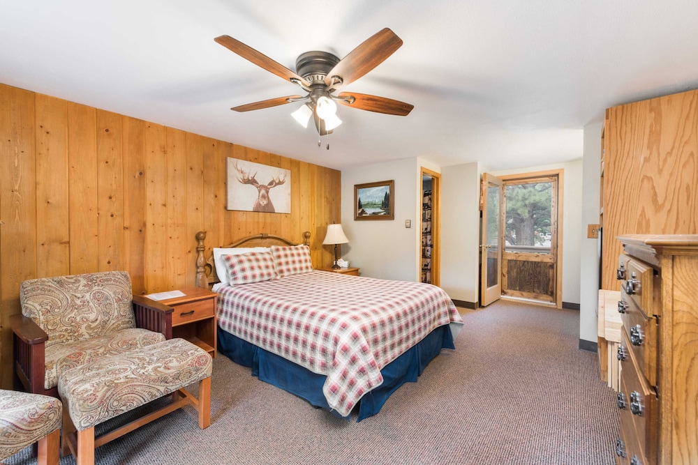 Deluxe Room, 1 King Bed, Balcony, Mountain View
