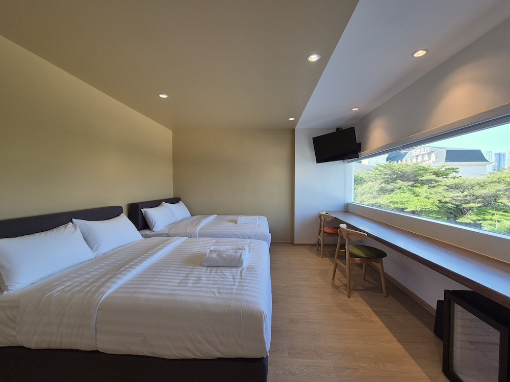 Basic Quadruple Room, Non Smoking, City View photo 2