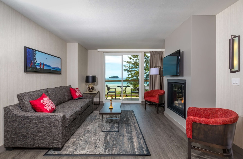 Suite, 1 King Bed, Balcony, Ocean View (with Sofabed)