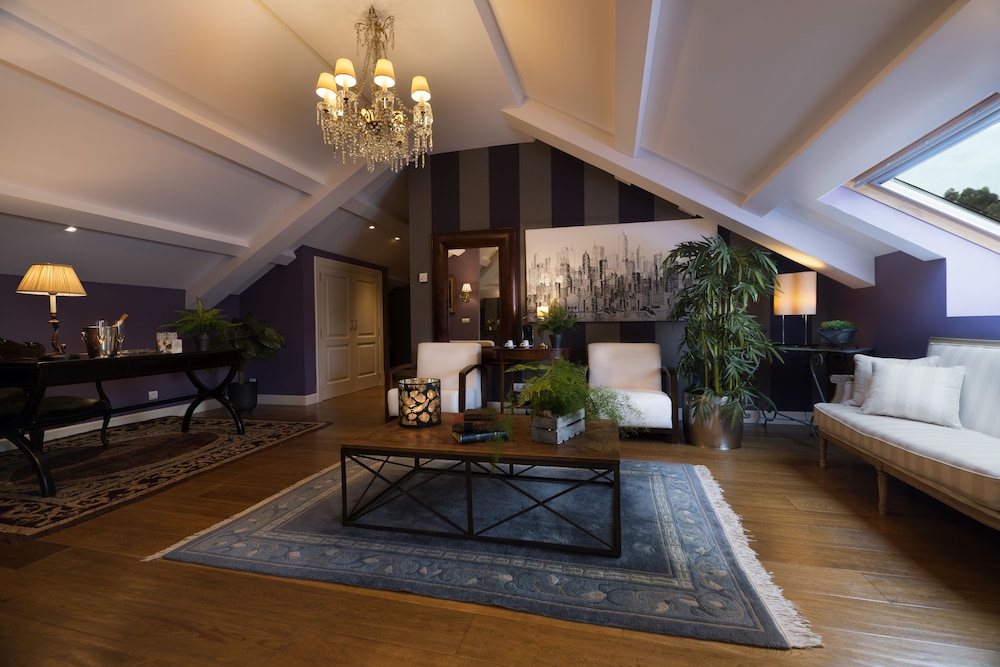 Suite (1 Person) Suite (1 Person)