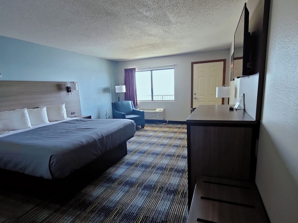 Standard Room, 1 King Bed, Balcony, Lake View - Photo 2
