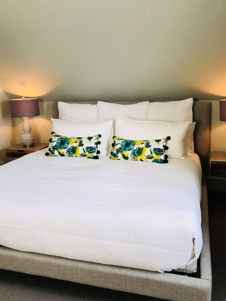 Deluxe Double Room, 1 King Bed, Non Smoking (5) photo 2