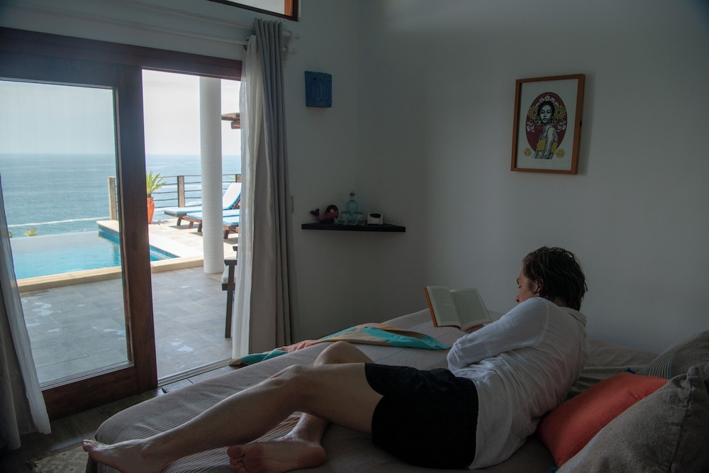 Double Room, 1 King Bed, Partial Ocean View photo 1