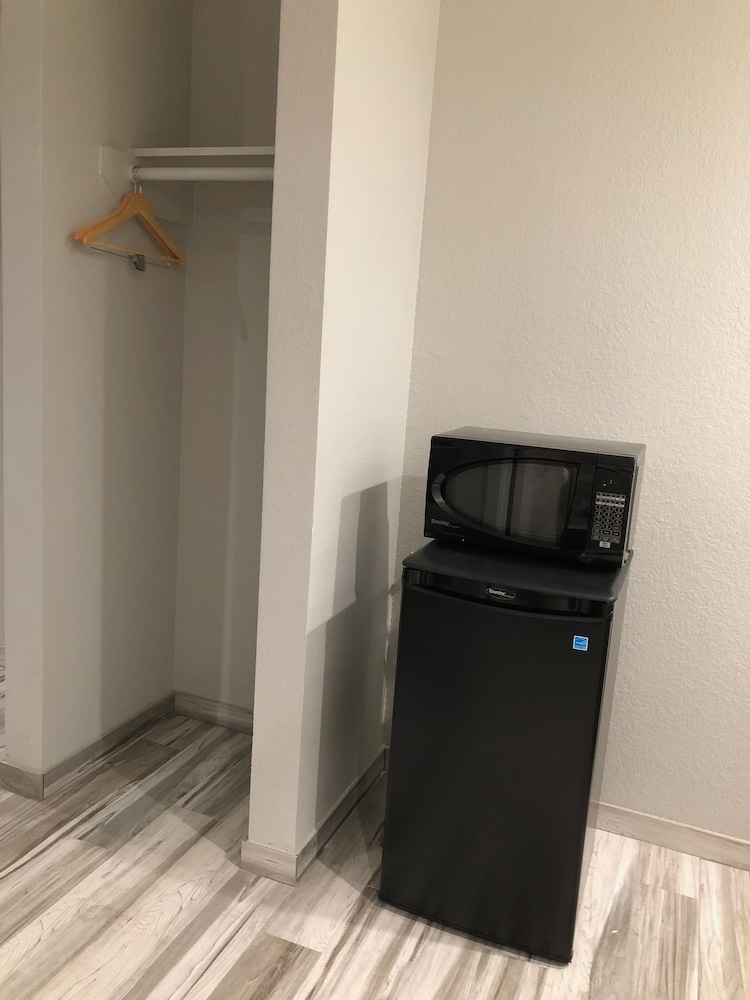 Superior Room, 1 King Bed, Refrigerator & Microwave - Photo 6