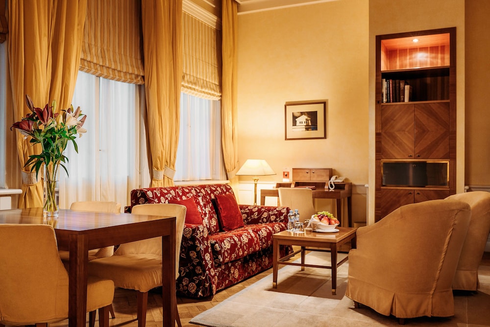 Old Town Square Suite thumbnail 6