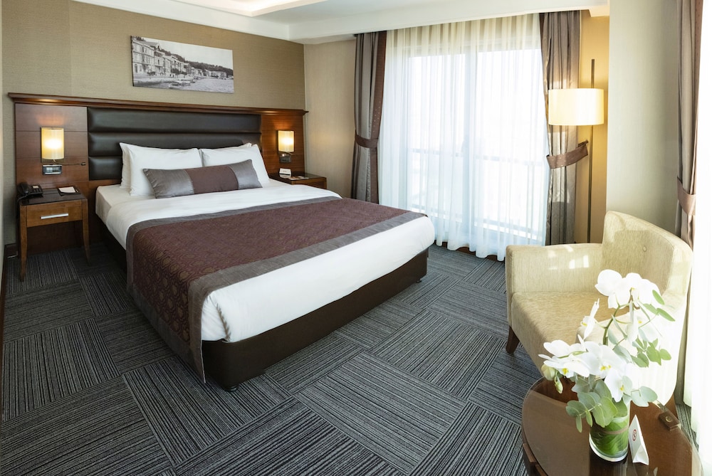 Junior Suite, City View, Corner photo 1