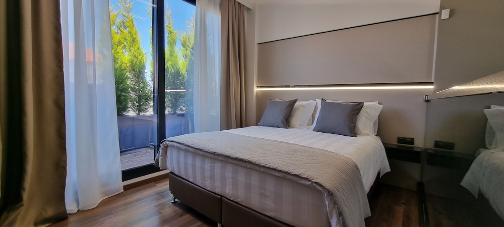 Premium Suite, Partial Sea View