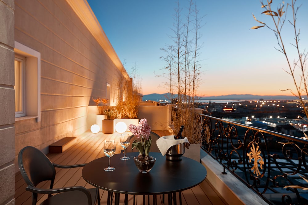 Premium Double Room - Photo 11