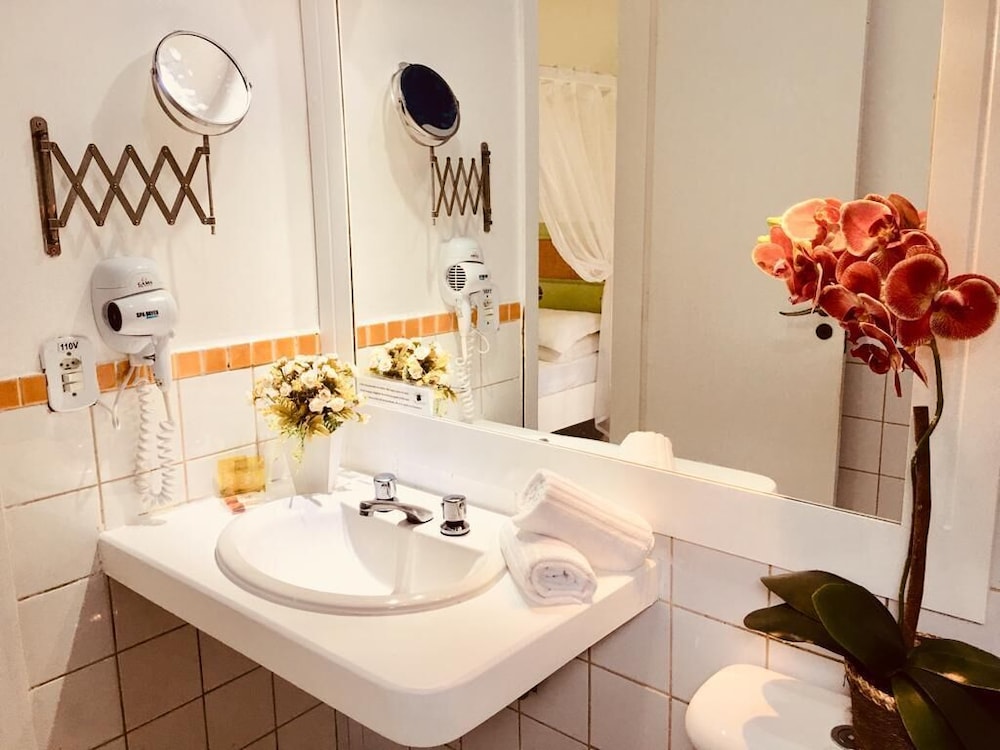 Standard Suite - Photo 9