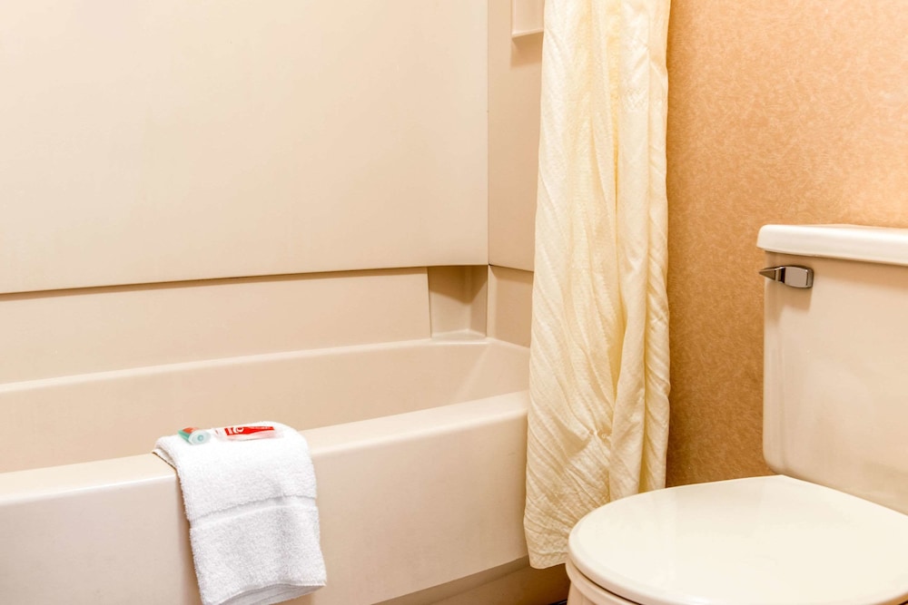 Room, 1 King Bed, Smoking - Photo 4