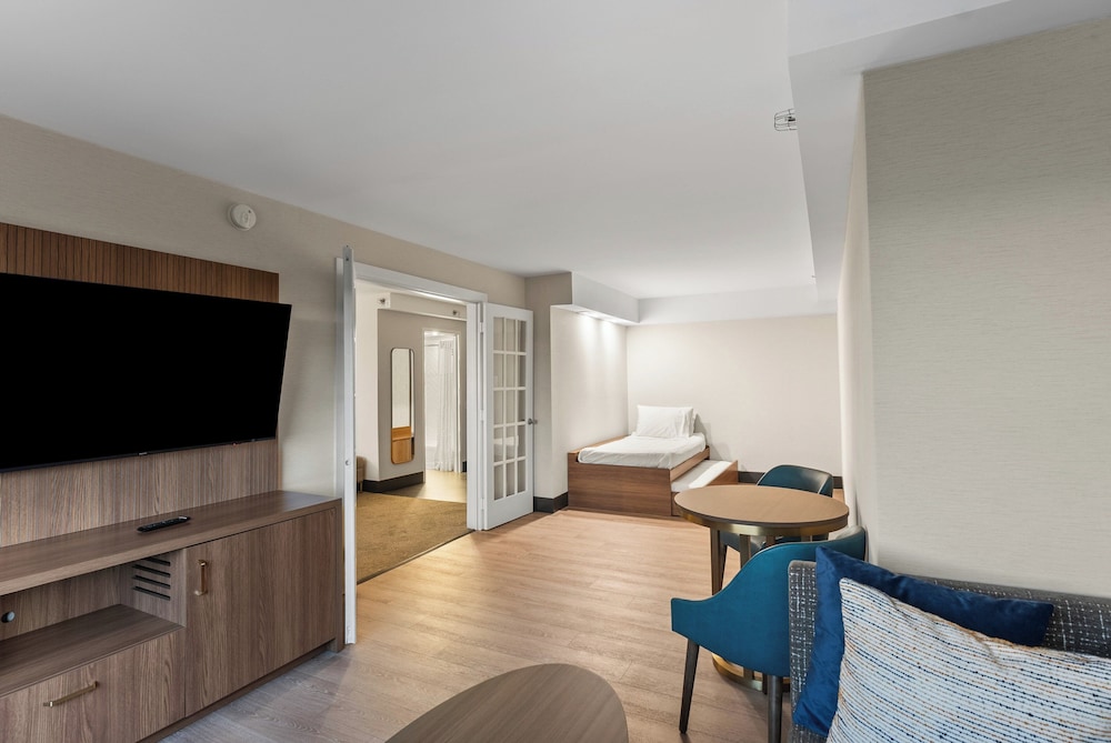Suite, 1 King Bed (Canadian Skyline View) - Photo 22