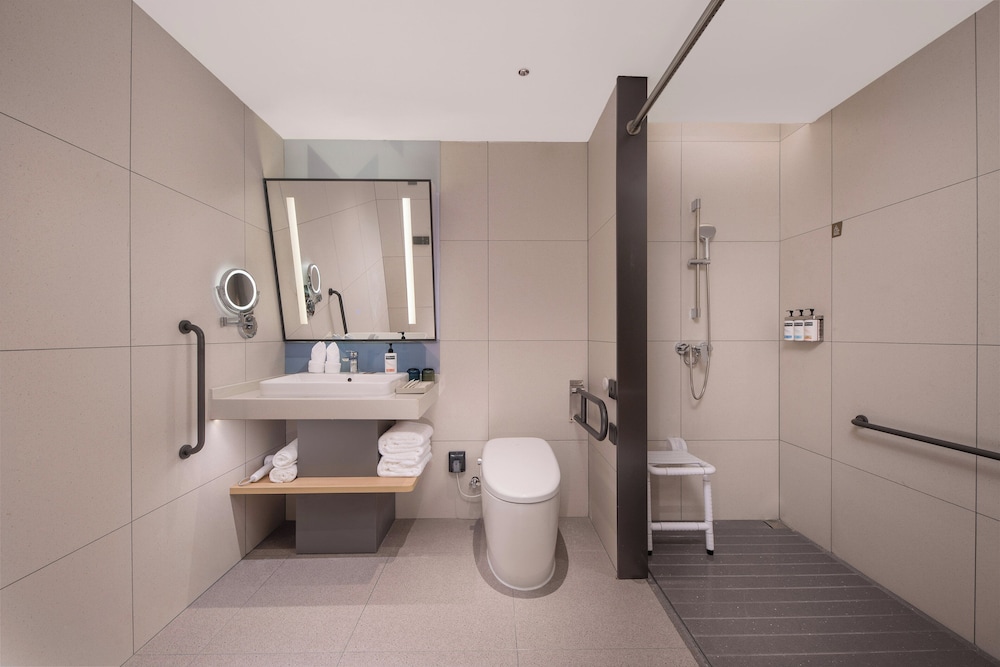 Standard Room, 1 King Bed, Accessible photo 3