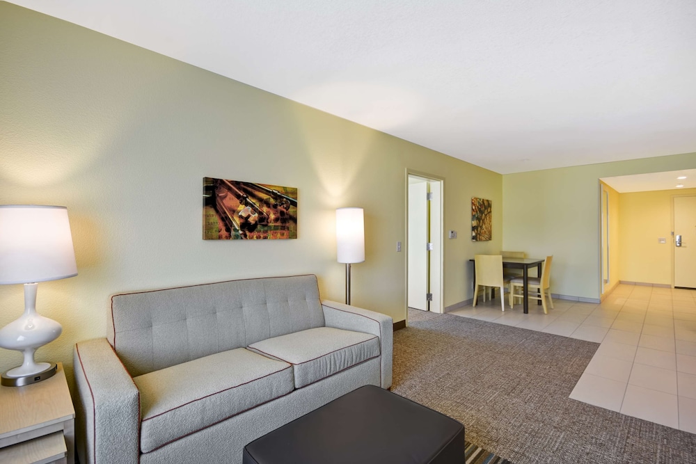 Suite, 1 King Bed, Accessible, Bathtub photo 1