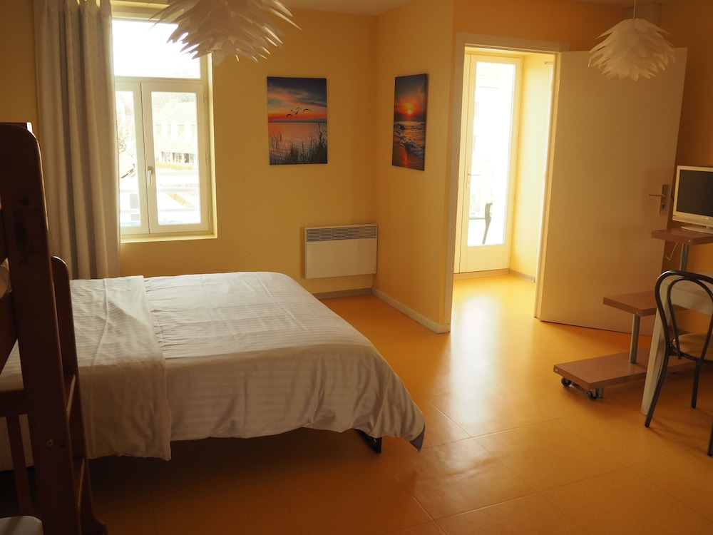 Quadruple Room with Balcony (4 adults + 2 children) photo 2