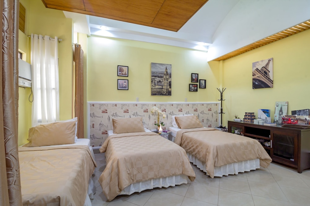 Room (1) photo 1