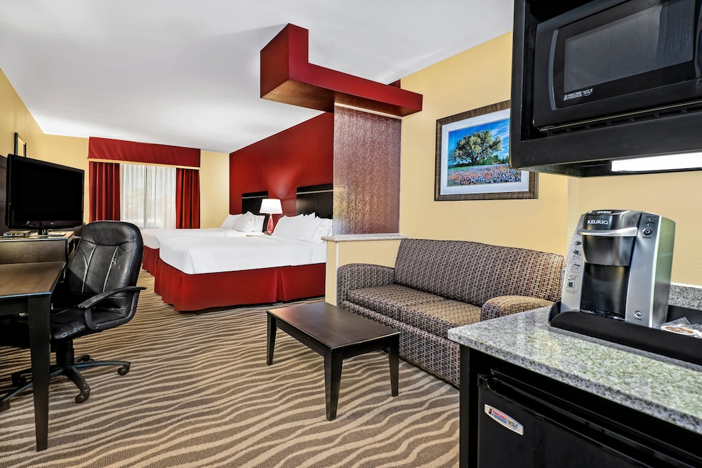 Suite, 2 Queen Beds (Living Area)