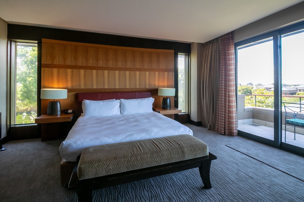 Sky Vista Inter-Leading Family Suite