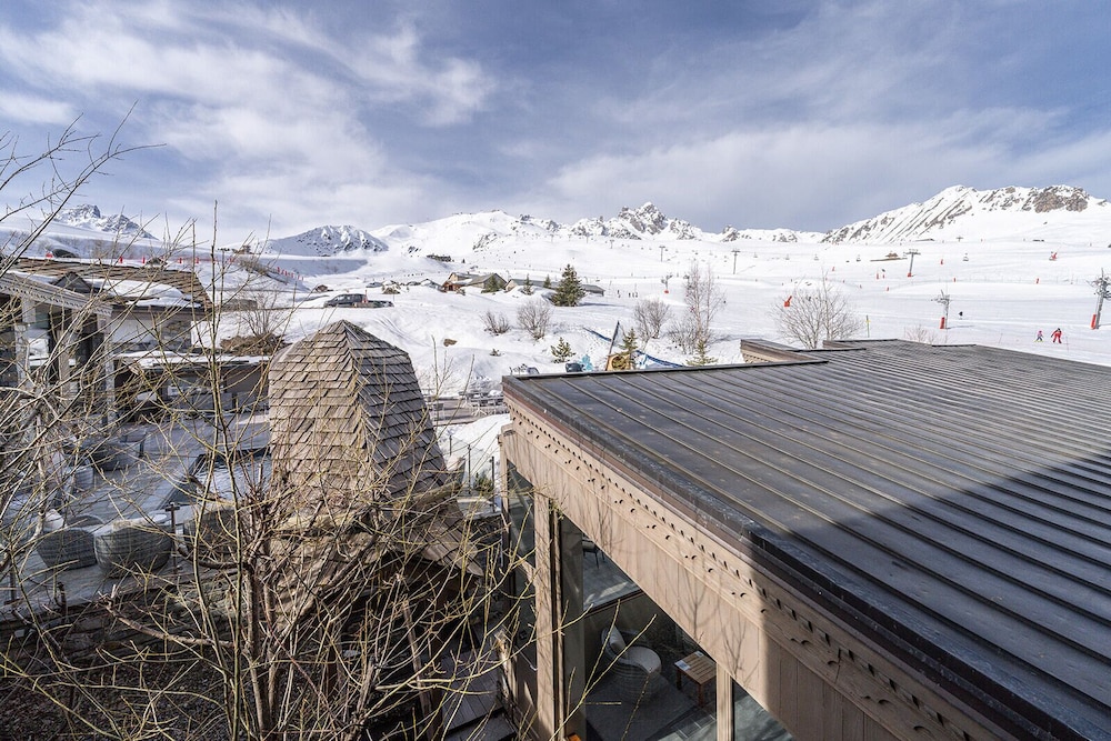Room (Saulire, view on the terrace)