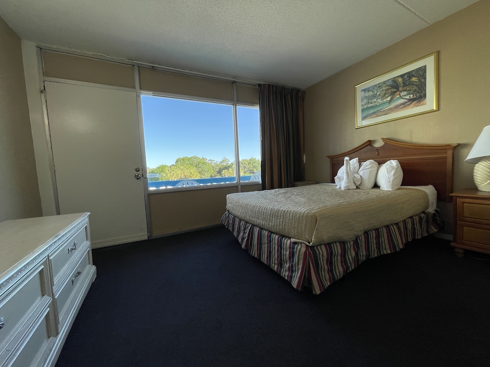 Standard Room, 1 Queen Bed, Smoking, City View