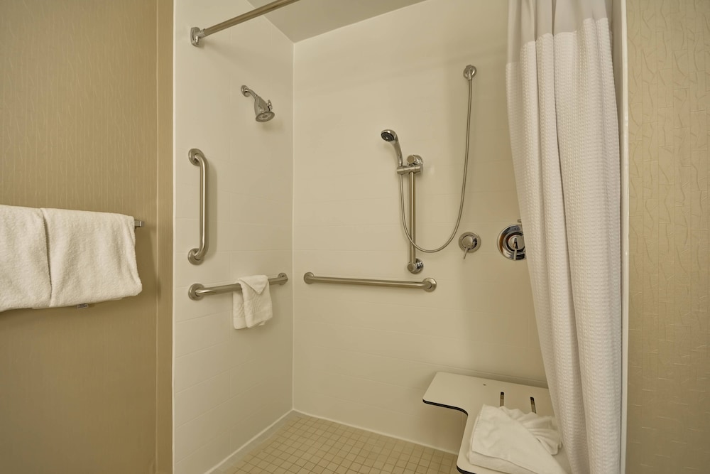 Suite, 1 Queen Bed thumbnail 5