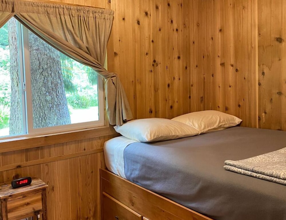Cabin, 1 Bedroom (No Pets, Linens Available) photo 3
