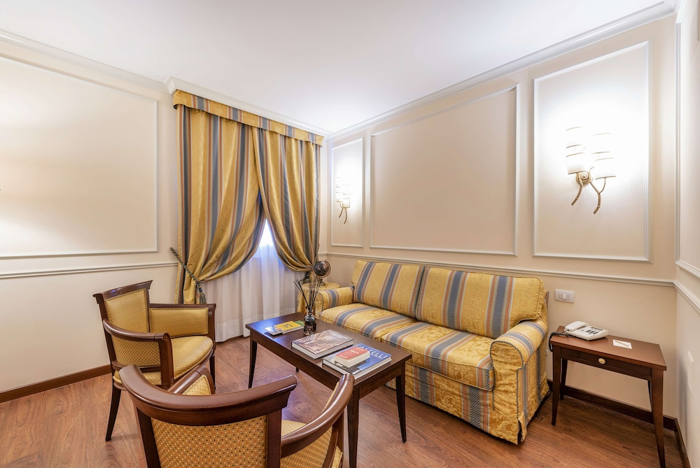 Executive Suite, 1 Queen Bed, Non Smoking (with Sofabed) - Photo 1
