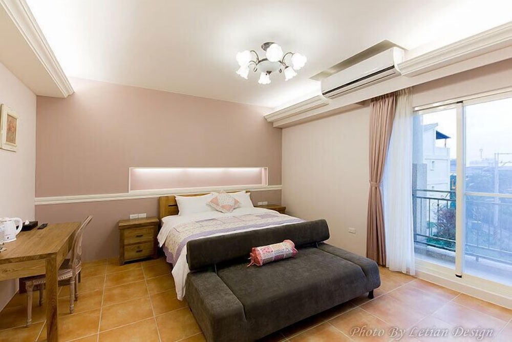Deluxe Room, 1 Queen Bed photo 3