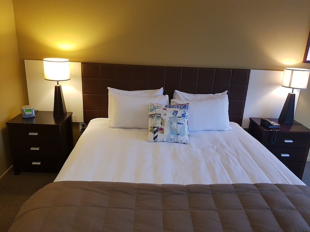 Standard Room, 1 King Bed, Non Smoking - Photo 6