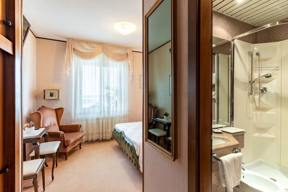 Economy Double or Twin Room, Lagoon View photo 2