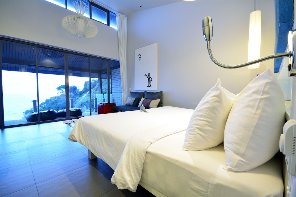 The Deluxe with Seaview - Photo 3