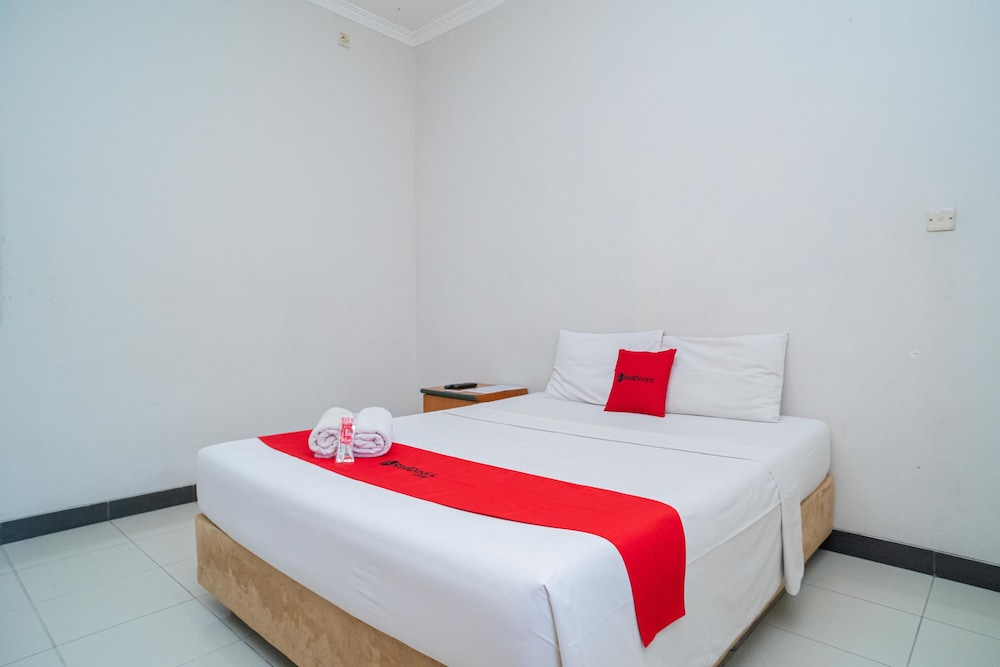 Double Room (RedDoorz) - Photo 10