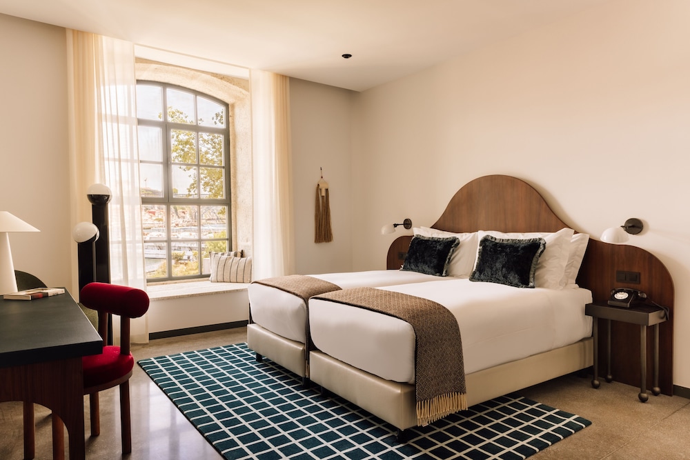 Suite, 2 Bedrooms, River View - Photo 2
