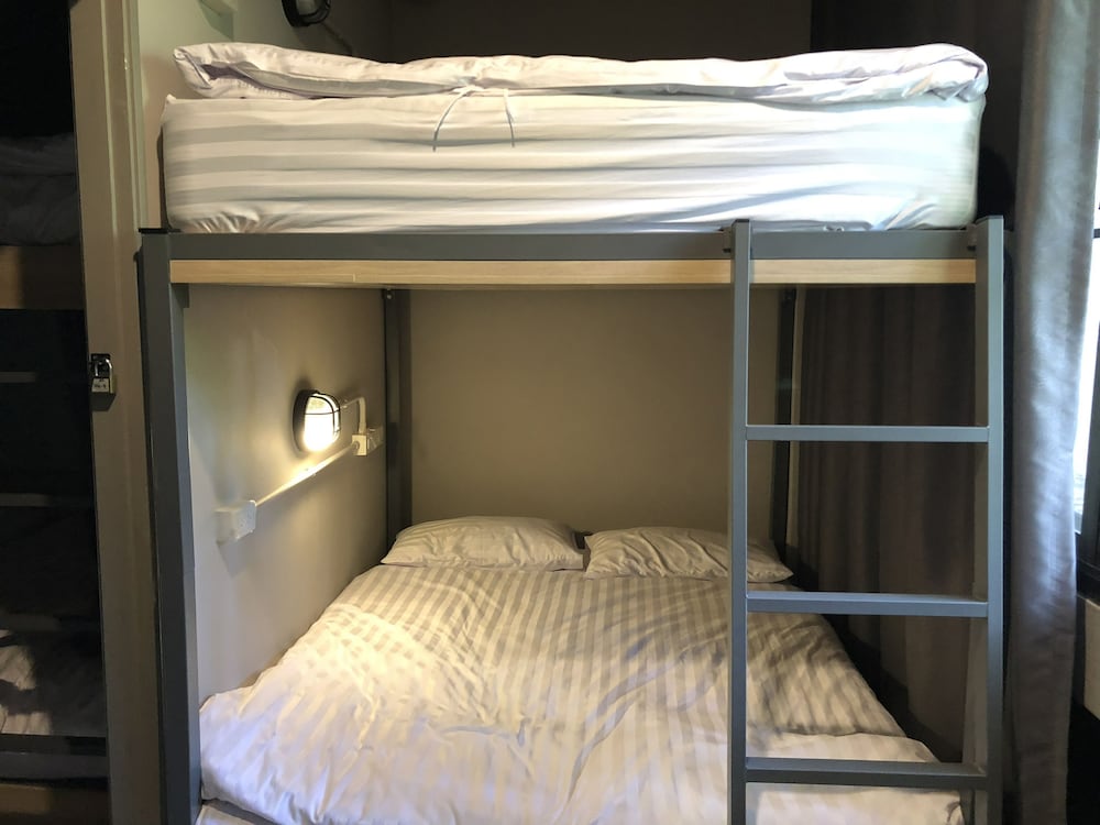 Quadruple Room with Shared Bathroom photo 2
