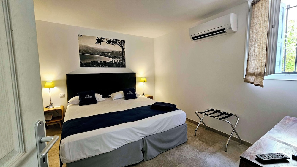 Comfort Room, 1 Queen Bed, Non Smoking (with Sofabed) photo 2