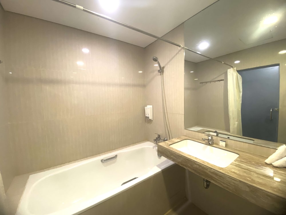 Junior Suite, 1 Queen Bed, Smoking (Living Room) - Photo 3