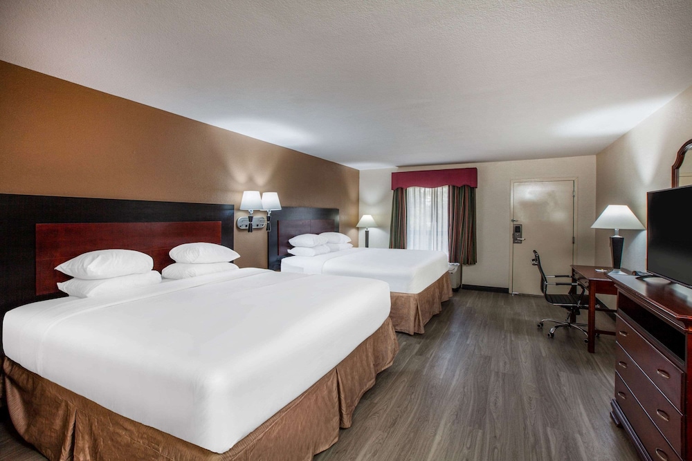 Room, Multiple Beds, Non Smoking, Refrigerator photo 2