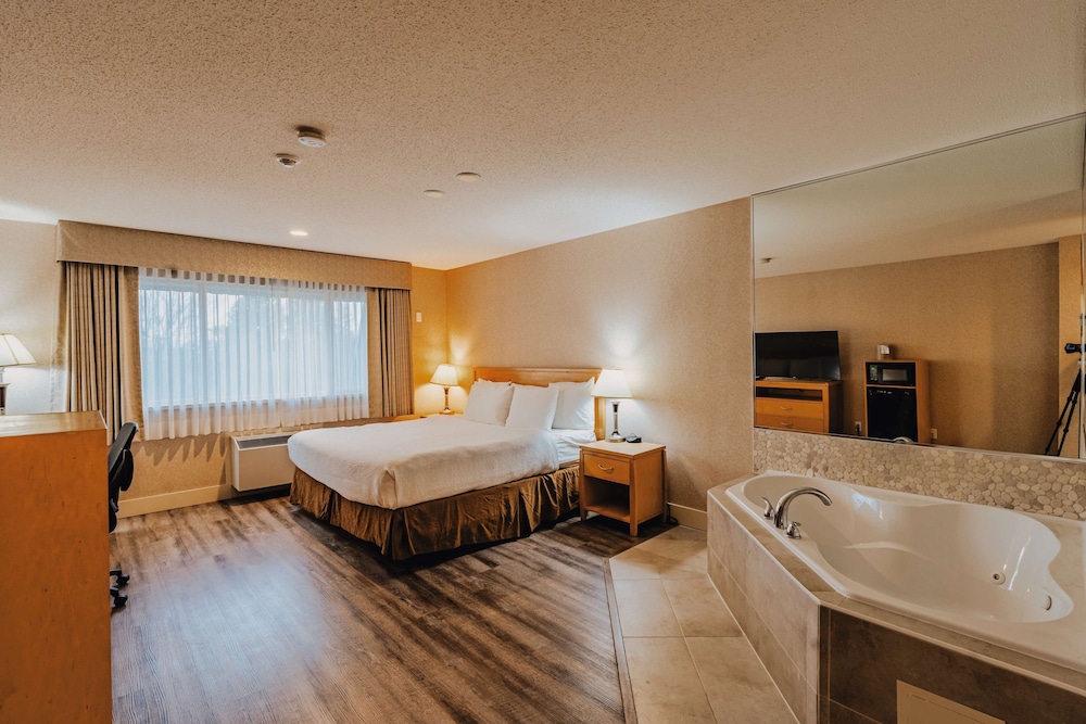 Suite, 1 King Bed, Non Smoking, Jetted Tub - Photo 4