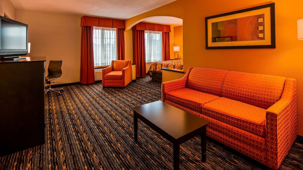 Suite, 1 King Bed with Sofa bed, Non Smoking, Refrigerator & Microwave (with Sofabed) - Photo 1
