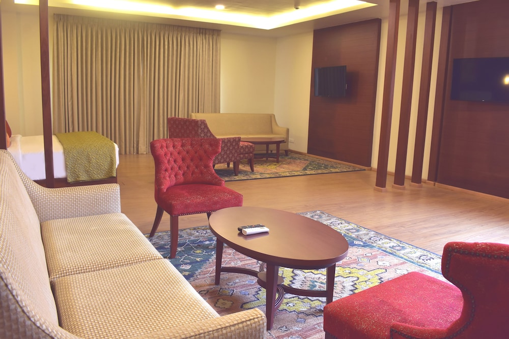 Premier Suite - Photo 8